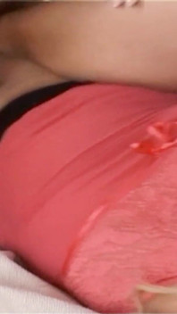 Blond tranny ger killar en avsugning och knullas anal