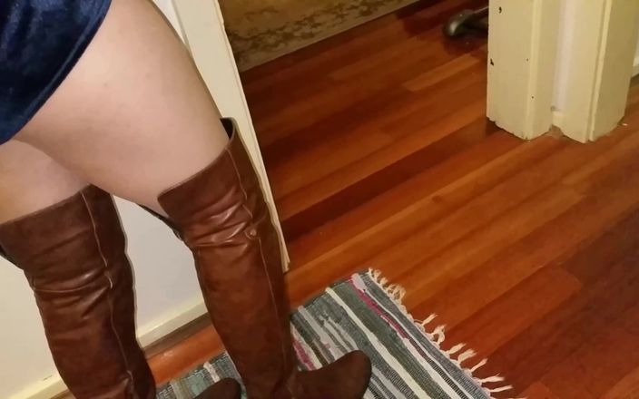Dani Leg: Фембой Dani передвигается вокруг фигуристых ног в коричневых колготках