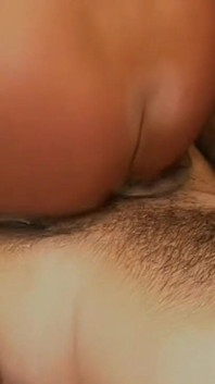 Une MILF brune séduisante se fait doigter et baiser jusqu’à l’ecstasy sur un canapé