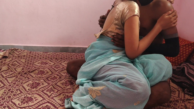 Viralcouple76: インドのデシ村の美しい主婦が夫に犯される