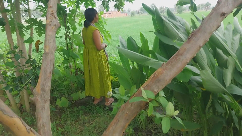 Pooja raniji: Kebun hutan India di dekat kebun rumahku di luar ruangan,...