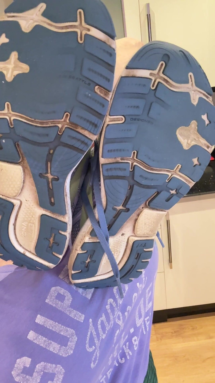 Sophie James: Skanky зруйнував відставні трусики тренери спітнілі грати