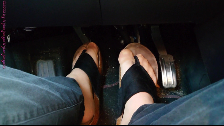 Carmen_Nylonjunge: Pedaal pompen in slippers ** Nylonfeet **