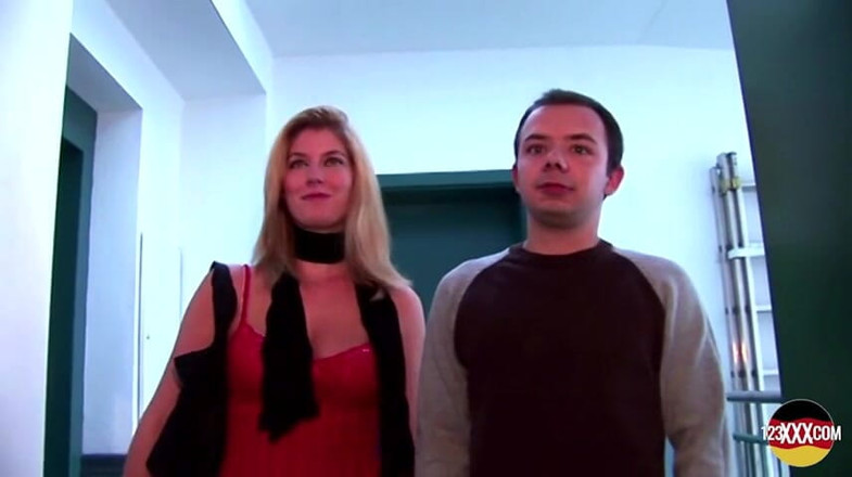 123XXX - 100% Amateurs: La sexy bionda ha il sogno di una bocca piena...
