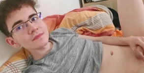 天啊，我喜欢把大鸡巴塞进我的小穴！！为什么感觉这么好？在下面告诉我你最喜欢的部分！