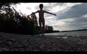 Jon Arteen: Esbelto chico nudista hace yoga desnudo en una playa naturista...