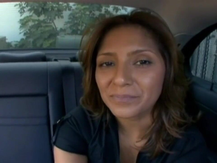 Just Great Ass: Une latina sexy prend une grosse bite dans la voiture