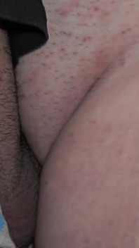 Sperma ist das beste Gleitmittel. Komm mehrmals nach innen für ein besseres Gleiten