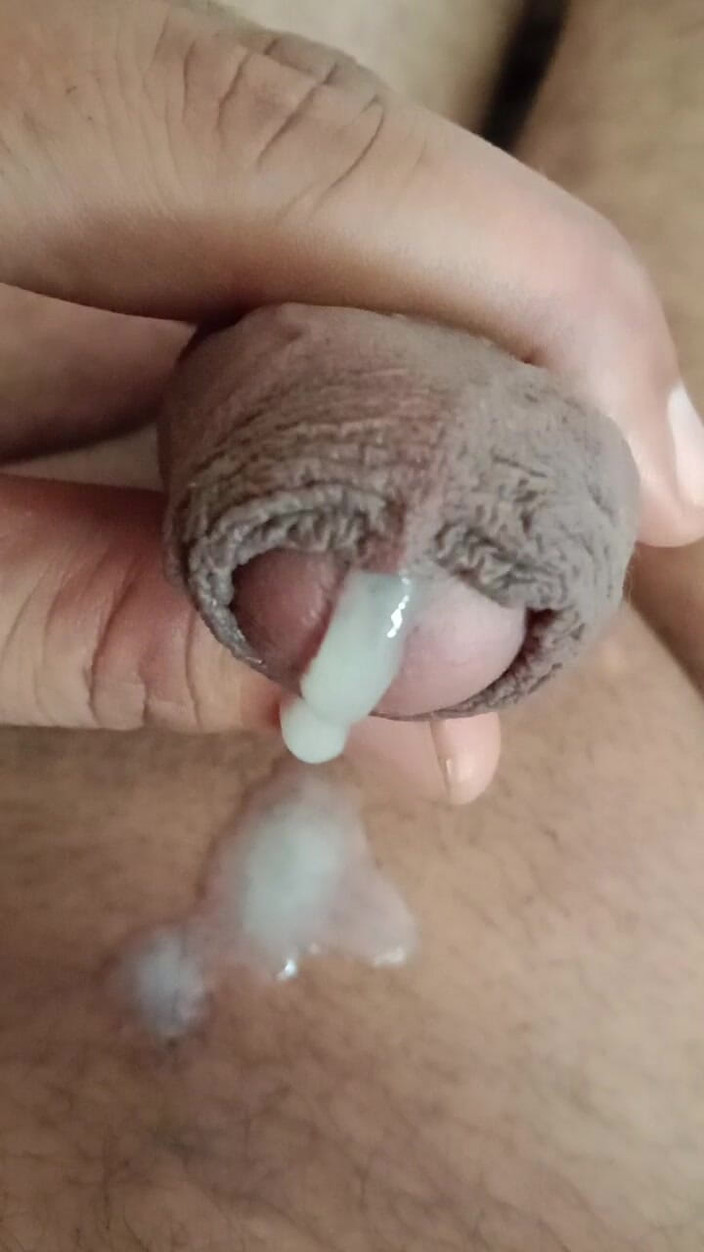 Ravina2001: 看看正确的手淫方式，看看女大学生是如何自慰和摇晃她的阴茎的，很有趣，看