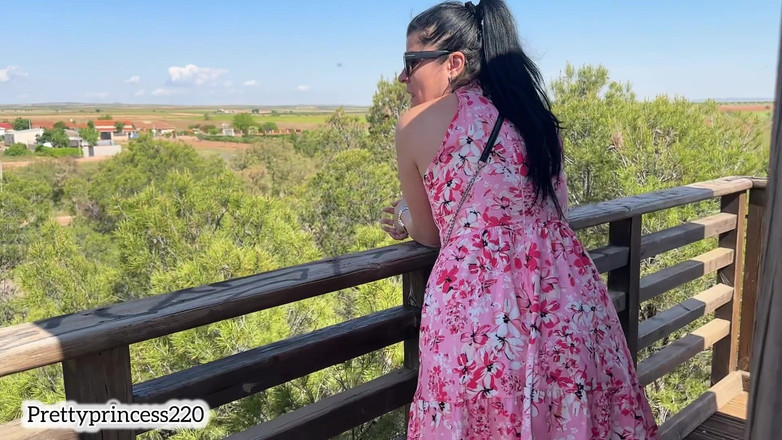 Panfil corina: Lihat apa yang keluar dari bawah rokku