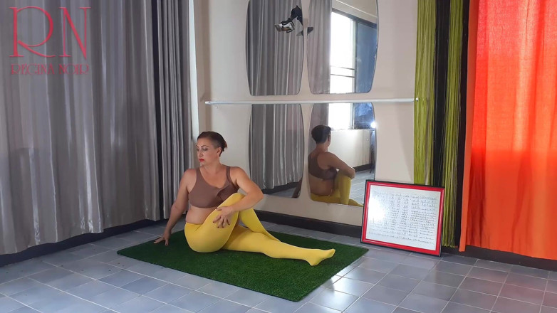 Regina Noir: Regina Noir. Yoga em meias amarelas fazendo ioga na academia....