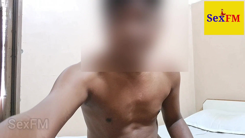 SexFM: Heißer desi-junge masturbiert auf dem bett
