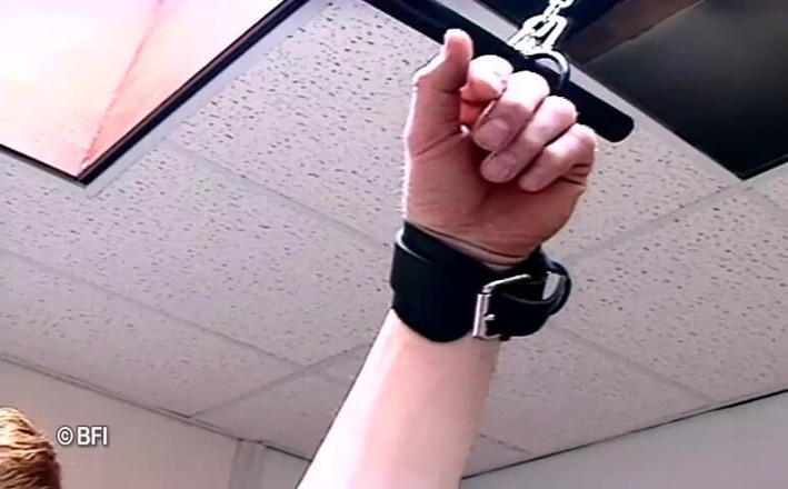 Hardcore slave sex: Бідний раб отримує воском і жорстко покараний від фемдом жінки