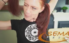 Semaj medya seksi kızıl saçlı nine bebek minx sikimi ağzına ve amına sokmayı seviyor