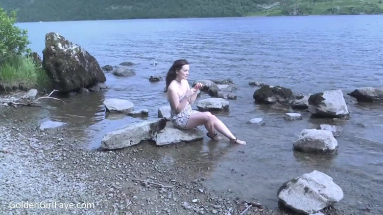Her Kink UK: Peeing in the lake