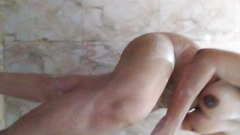 Riyathakur: Гаряча незаймана дівчина, дозрівання вперше