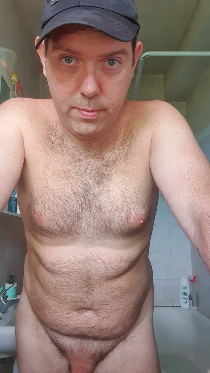 Mirko2589: เปลือยโป๊ในห้องน้ําพร้อมหมวก