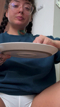 Giantess robi Arepas i zjada je przed swoją małą przyjaciółką
