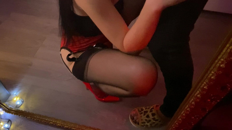 Slowly Tease: # 17 (đầy đủ) bà chủ mặc đồ ni lông cổ điển với thắt lưng đỏ...