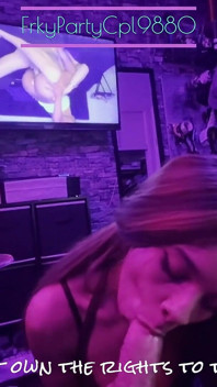 Nadia suce au bureau pendant que je regardais notre vidéo