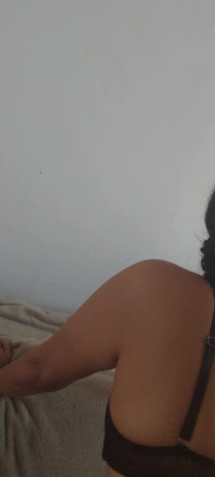 Renatinharj: ヴァネッシーニャは、彼女のお尻が美しいランジェリーで私を驚かせてくれました