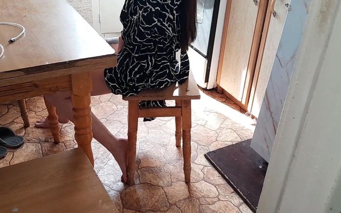 Lesbian-illusion: Ich beobachte, wie mein nachbar in der küche masturbiere und...