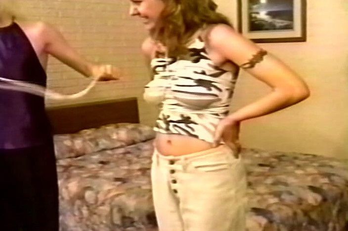 NM fetish femdom videos by Princess Nikki Cruel: Duas gostosas estão sozinhas no quarto