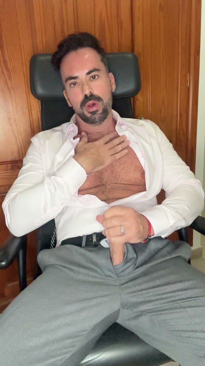 MaelHunter: I Masturbate at Home While Wearing a Suit, Right After...