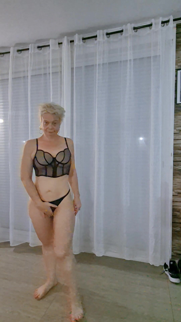 Sofy13: Ahoj ty, nabízím ti své kalhotky a ty mi nabízíš...