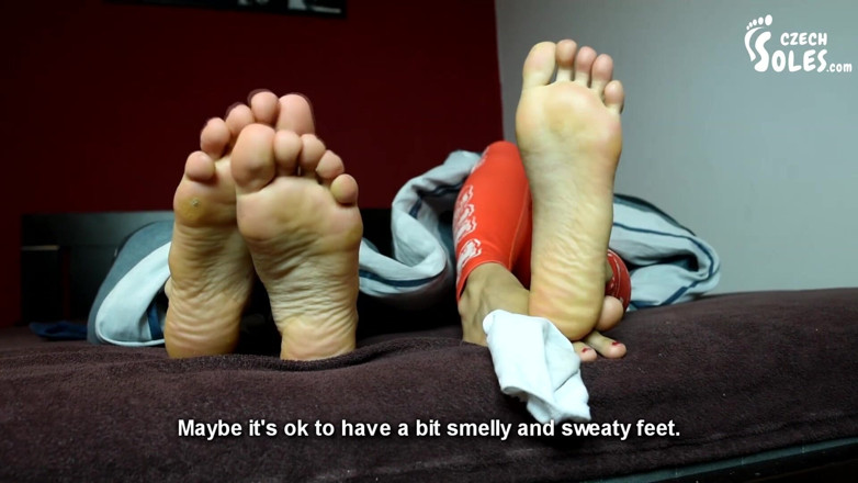 Czech Soles - foot fetish content: Poranne stopy dwóch dziewcząt w łóżku