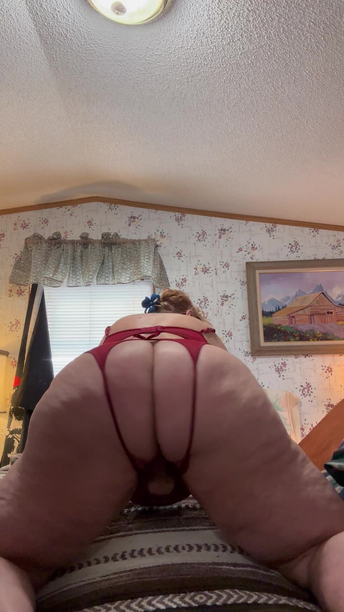 Big Ass 4 U: Explore mes seins et ma chatte avec ta langue et...