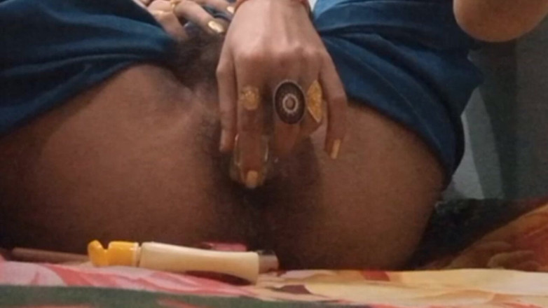 hornytrans: Crossdresser indian folosind vopsea de unghii pentru anal ca vibrator