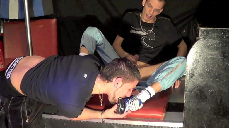 Sneaker Sex Kinky: ยอมจำนนต่อเท้าให้ Enzo ในบาร์