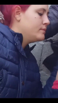 Rotes mädchen gibt mir einen schwanzlutschen, bis sie meine milch bekommt