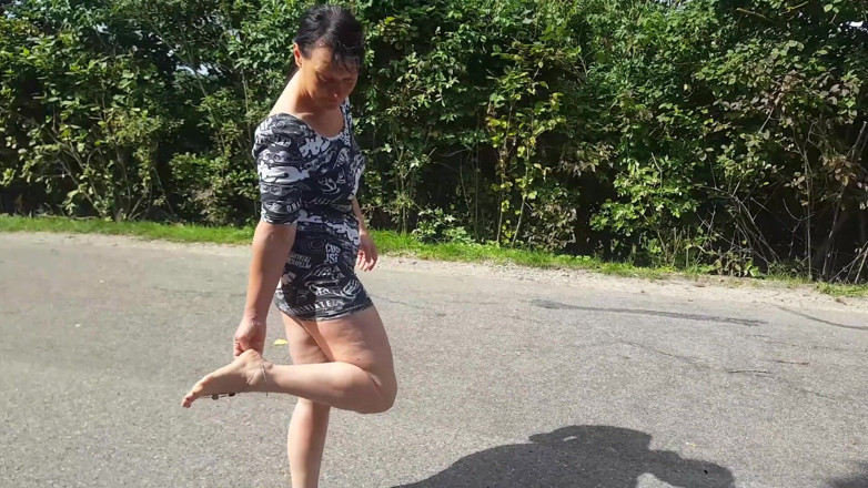 Yvette xtreme: Sokaktaki yalınayak kız