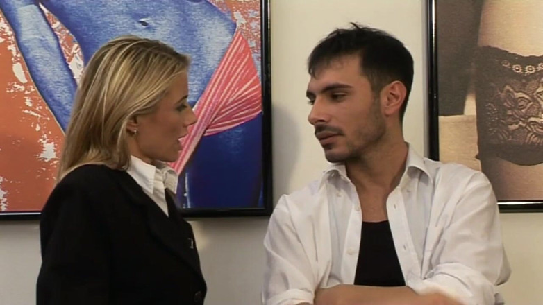 Galaxy Orgy: Orgie interrasială sexy pentru o blondă păroasă