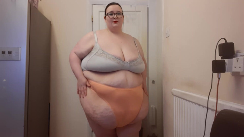 SSBBWLadyBrads: Ssbbw iri güzel kadın tangalar ve deri tayt deniyor