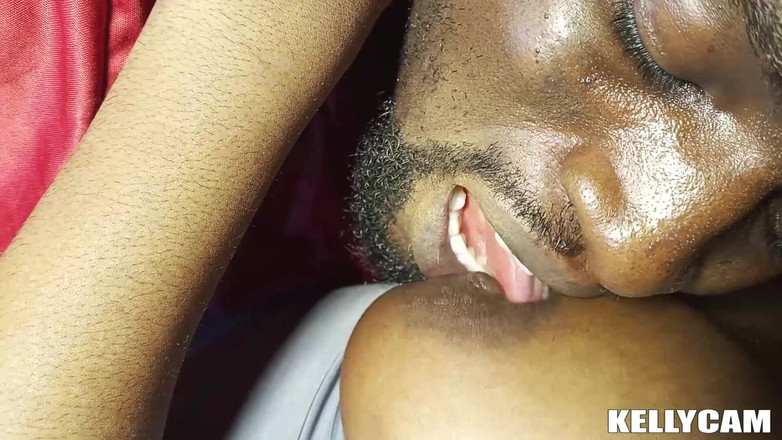 Kellycam: Büyük memeli zenci kadın Noel gününde kocasının büyük yarağına yumruk...