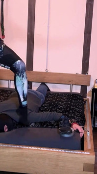 Dominazione delle sneaker sudate: obbediente schiavo del sock si strozza sui miei calzini puzzolenti ed dei sporchi piedi fitness