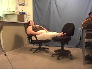 BBW nurse Vicki adventures with friends: Ssbbw Angie masticando y soplando goma de goma para ti