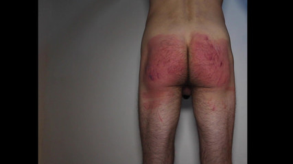 Selfspanker: 用皮带和手杖自拍