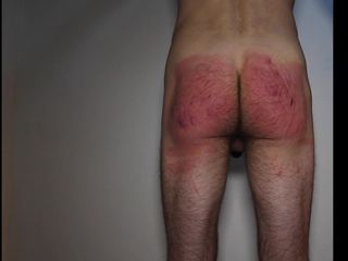 Self spanker: Duro selfspanking con cinturón y bastón