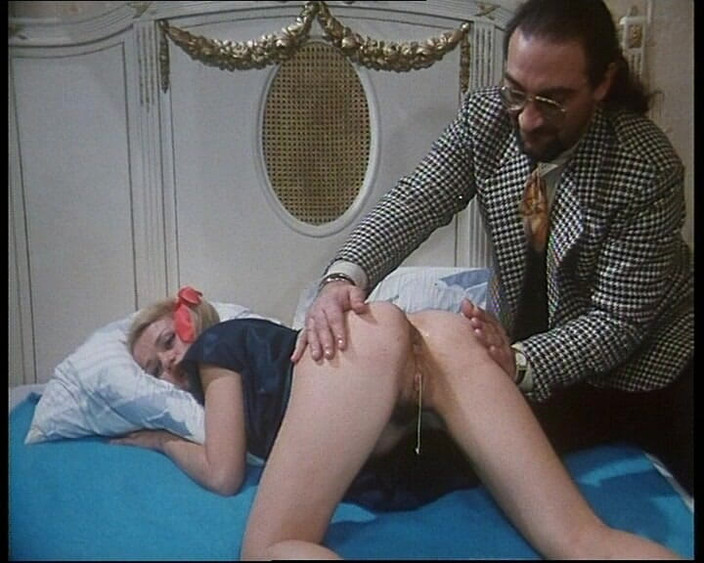 Vintage megastore: Vintage Porn with Roberto Malone Fingering the Wet Pussy of...