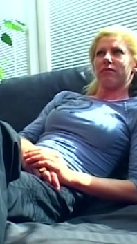 Zralá blondýnka prolapsuje rosebud při prstění mokré díry