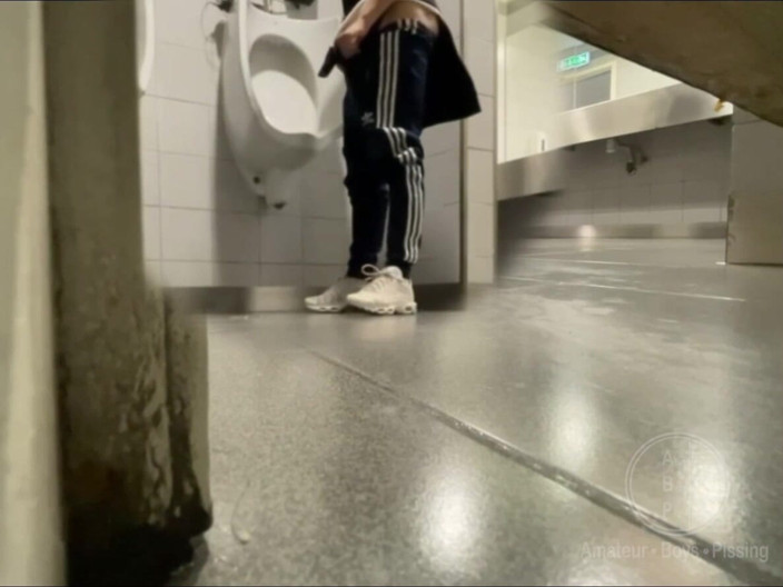 AmateurBoysPissing: Bạn cùng phòng tự quay tại nhà dám vạch trần...