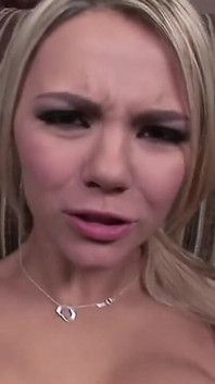 Ashlynn Brooke - fată studentă CU VEDERE LA PERSOANA 2