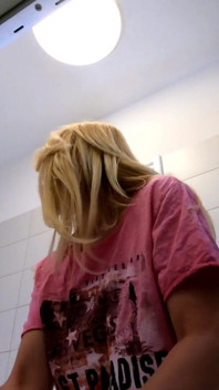 Curvă drăguță frumoasă și sexy, toate naturale, țâțe mari, cur mare, blondă se masturbează cu un maseur mic folosind sub fustă