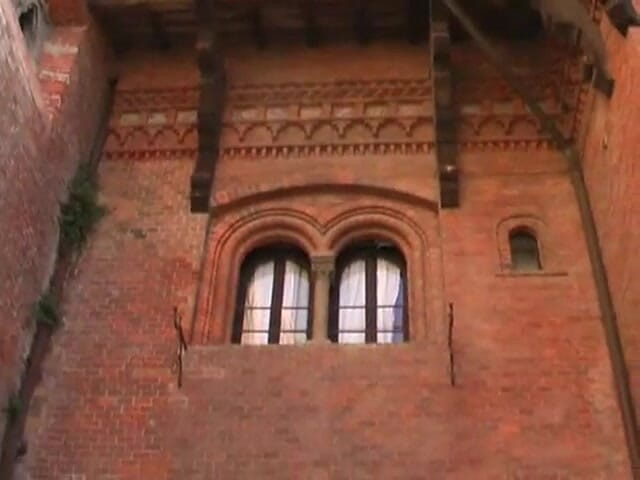 Vicky Vette: Melons in Milan Pt4 - Bonus Castle Walk