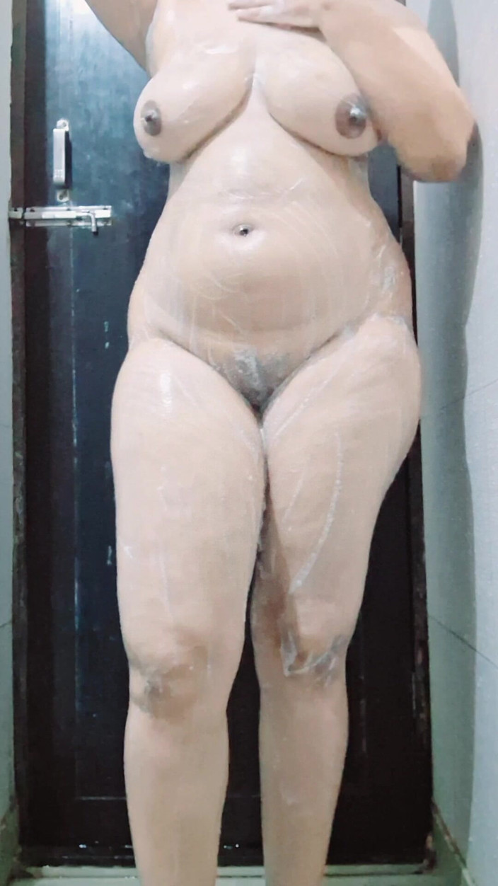 Riyathakur: 인도 인도 섹스 후 후장 씻는 핫한 바비