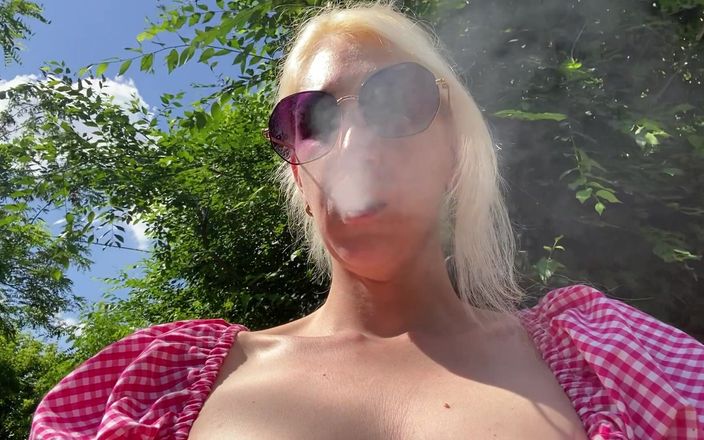 Cute Blonde 666: Röker ute medan jag visar min håriga fitta och bröst